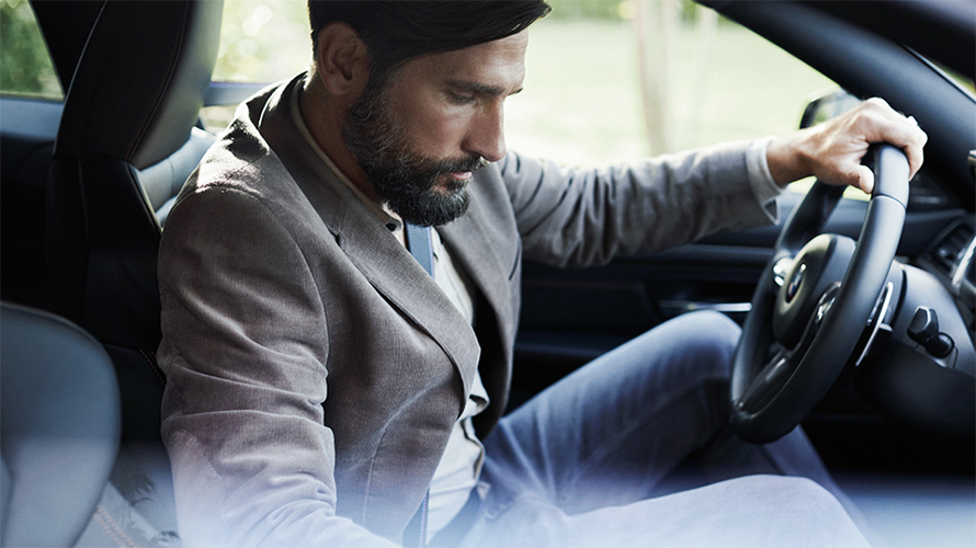 BMW Innenansicht mit Mann BMW Financial Services BMW Zielfinanzierung BMW Innenansicht mit Mann