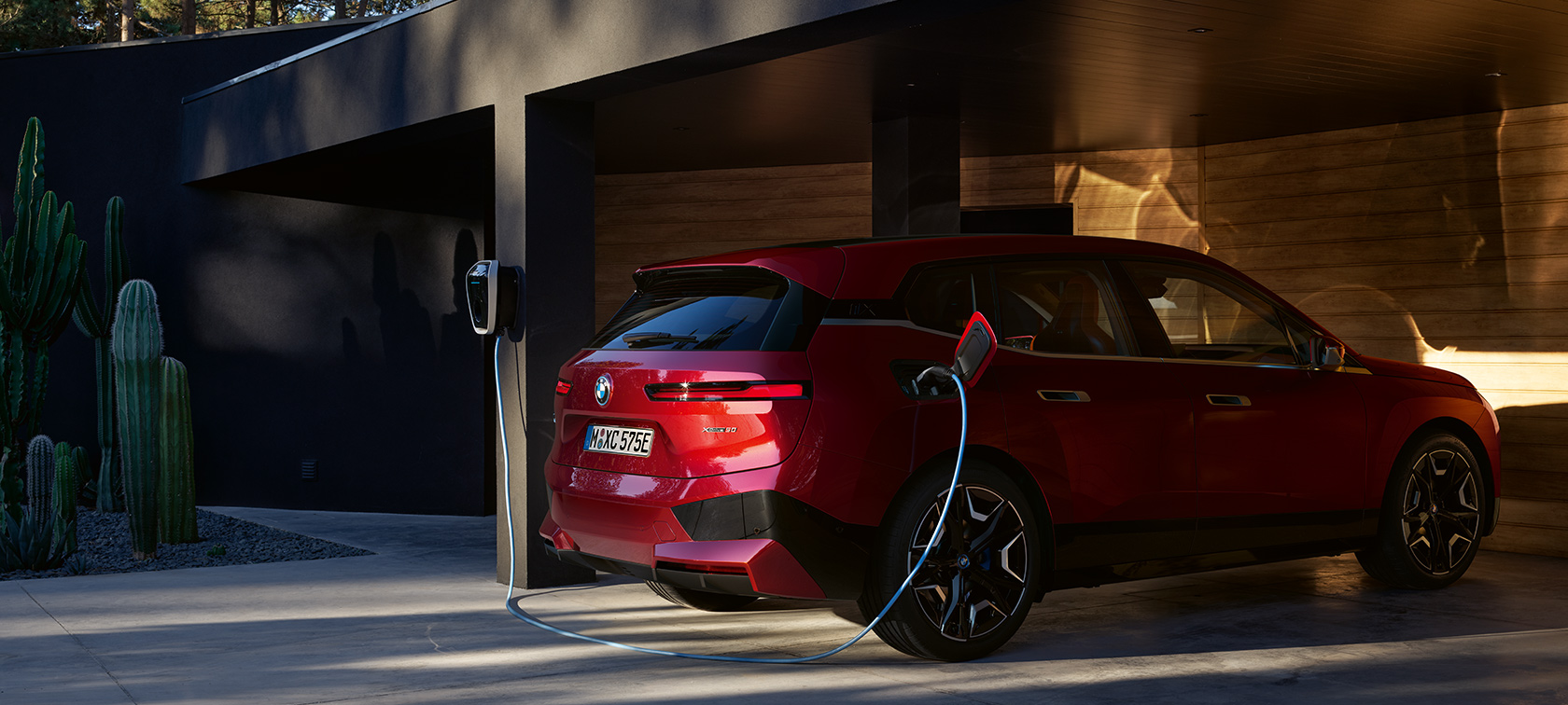 BMW Charging BMW iX an BMW Wallbox