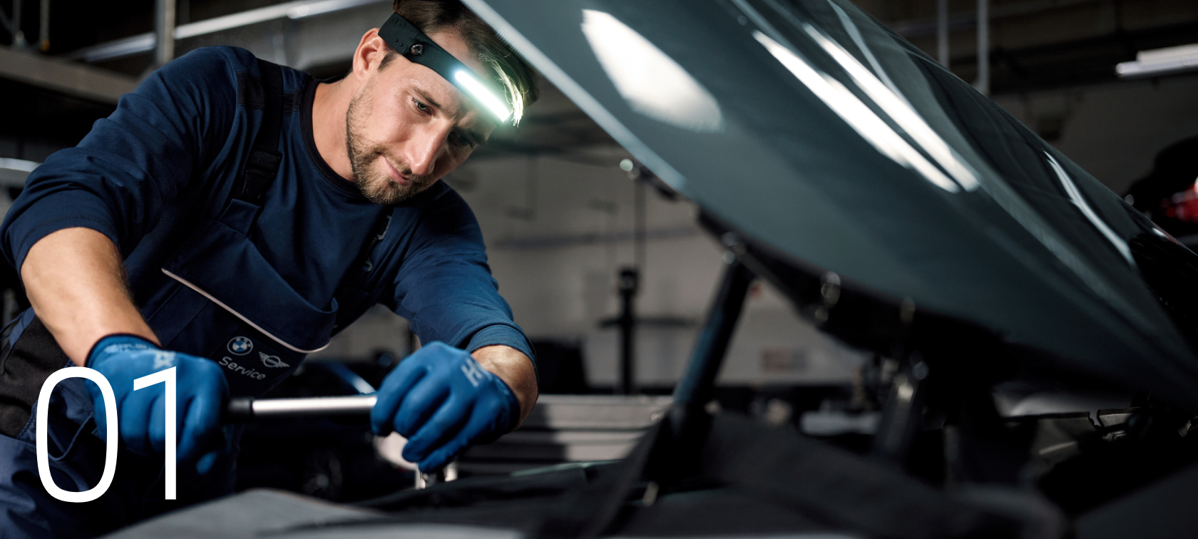 Wartung und Reparatur | Mechaniker an Autohaube Werkstatt Wartung und Reparatur | Mechaniker an Autohaube Werkstatt