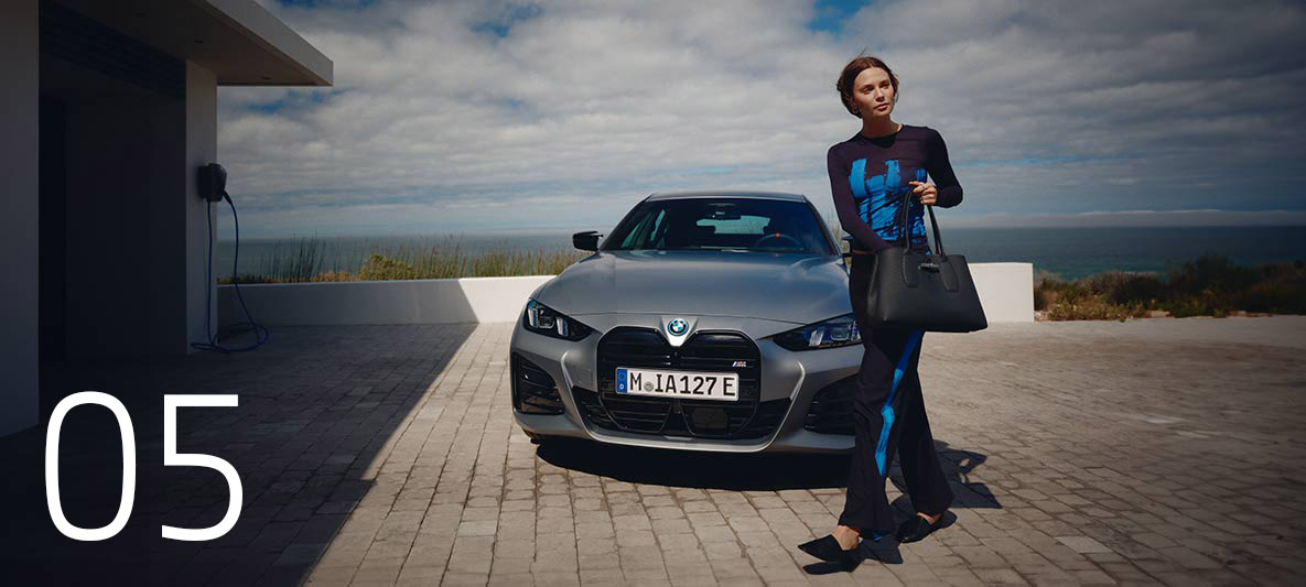 Versicherungen zwei Frauen im Auto laecheln