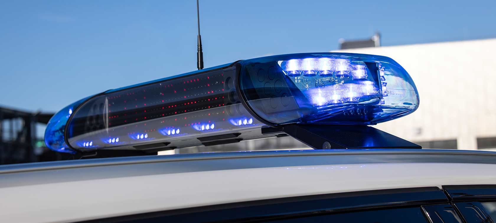Ein BMW Einsatzfahrzeug fährt auf einer Straße
