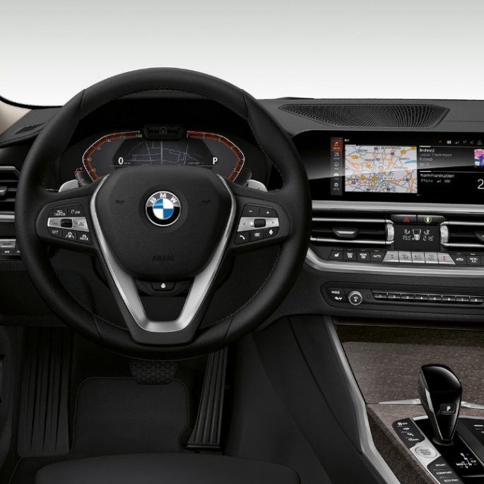 BMW 3er Limousine, Modell Luxury Line Cockpit. Frontale Nahaufnahme des fahrerseitigen Cockpits der BMW 3er Limousine mit der Ausstattung des Modells Luxury Line.