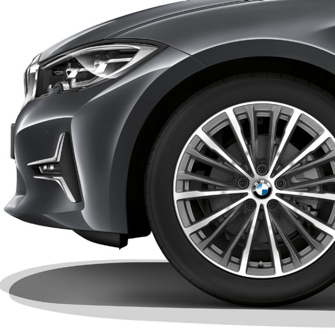 BMW 3er Limousine, Modell Luxury Line Leichtmetallrad. Nahaufnahme des Leichtmetallrads der BMW 3er Limousine mit der Ausstattung des Modells Luxury Line.