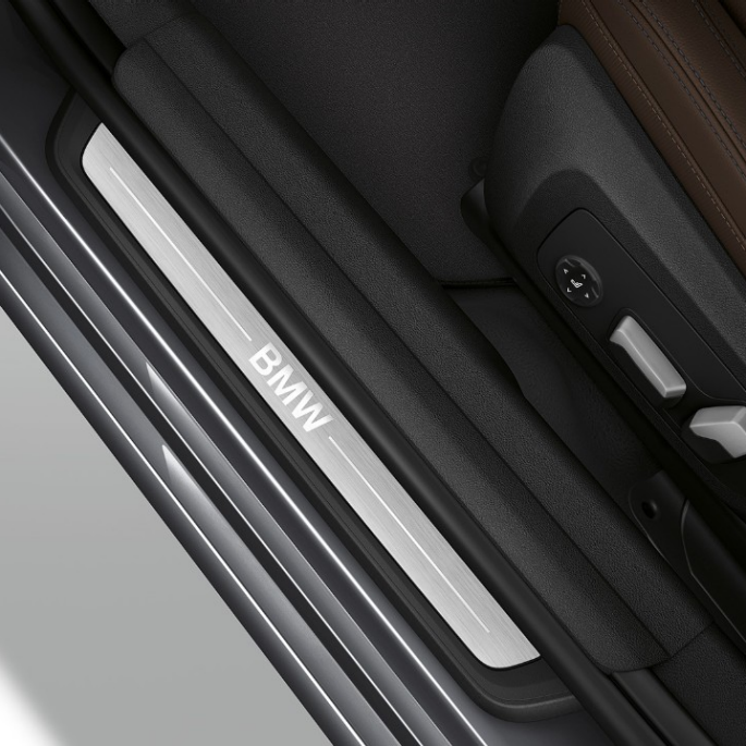 BMW 3er Limousine, Modell Luxury Line Einstiegsleiste. Ansicht von oben auf die Einstiegsleiste der BMW 3er Limousine mit der Ausstattung des Modells Luxury Line.
