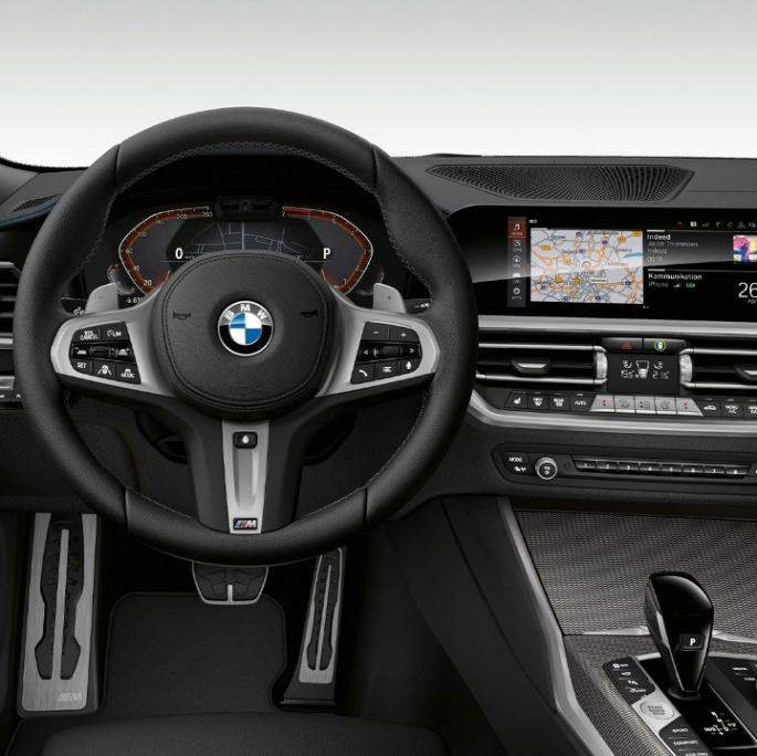 BMW 3er Limousine, Modell M Sport Cockpit. Frontale Nahaufnahme des fahrerseitigen Cockpits der BMW 3er Limousine mit der Ausstattung des Modells M Sport.