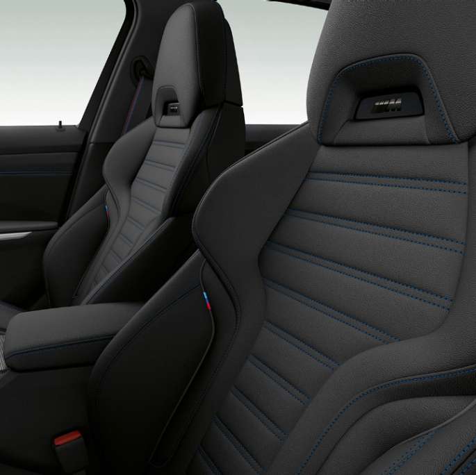 BMW 3er Limousine, Modell M Sport Vordersitze. Seitliche Nahaufnahme der Vordersitze der BMW 3er Limousine mit der Ausstattung des Modells M Sport.