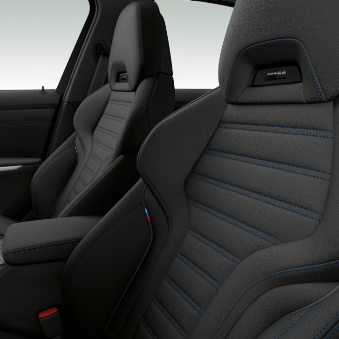 BMW 3er Limousine, Modell M Sport Vordersitze. Seitliche Nahaufnahme der Vordersitze der BMW 3er Limousine mit der Ausstattung des Modells M Sport.