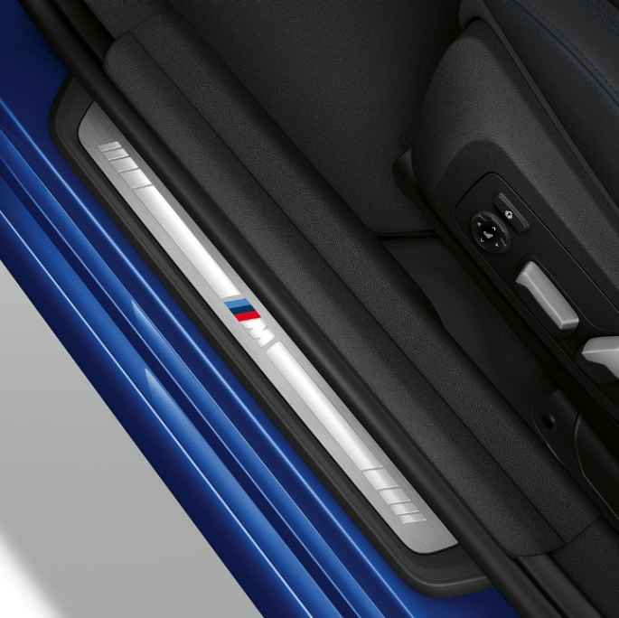 BMW 3er Limousine, Modell M Sport Einstiegsleiste. Ansicht von oben auf die Einstiegsleiste der BMW 3er Limousine mit der Ausstattung des Modells M Sport.