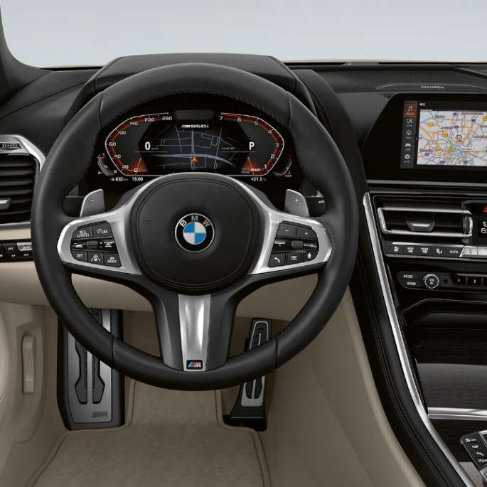 BMW M850i xDrive, Dravitgrau metallic, Cockpit mit M Lederlenkrad.