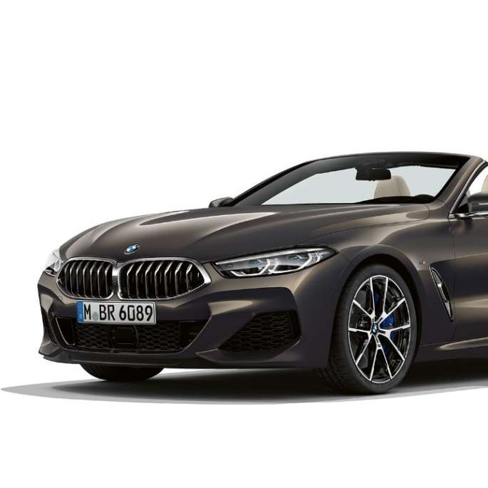BMW M850i xDrive, Dravitgrau metallic, Dreiviertelansicht Front.