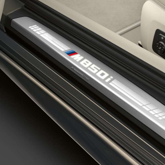 BMW M850i xDrive, Dravitgrau metallic, Einstiegsleiste.
