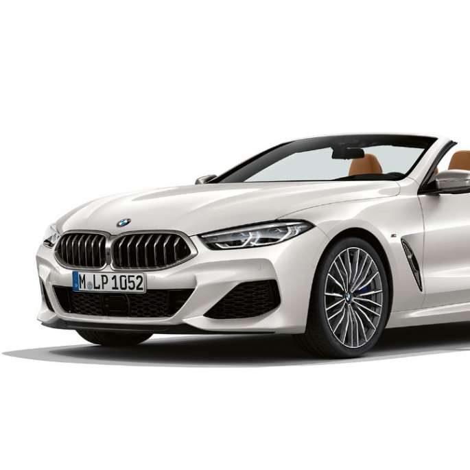 BMW M850i xDrive, Mineralweiß metallic, Dreiviertelansicht Front.