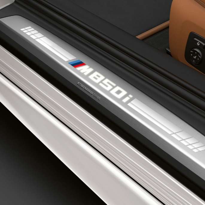 BMW M850i xDrive, Mineralweiß metallic, Einstiegsleiste.