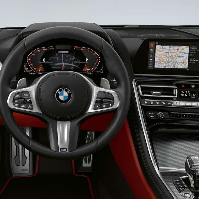 BMW M850i xDrive, Carbonschwarz metallic, Cockpit mit M Lederlenkrad.