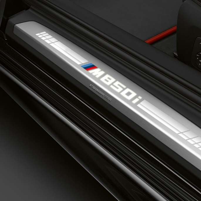 BMW M850i xDrive, Carbonschwarz metallic, Einstiegsleiste.