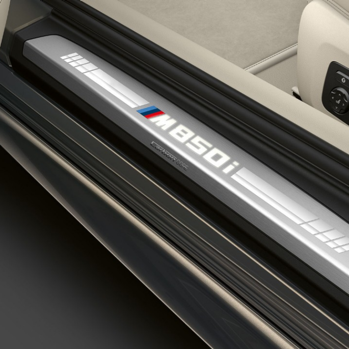 BMW M850i xDrive, Dravitgrau metallic, Einstiegsleiste. BMW M850i xDrive, Dravitgrau metallic, Einstiegsleiste.