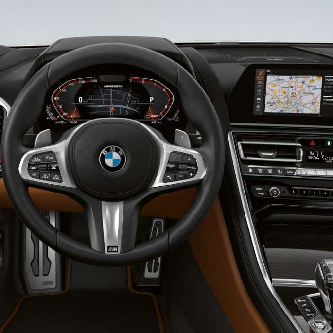 BMW M850i xDrive, Mineralweiß metallic, Cockpit mit M Lederlenkrad. BMW M850i xDrive, Mineralweiß metallic, Cockpit mit M Lederlenkrad.
