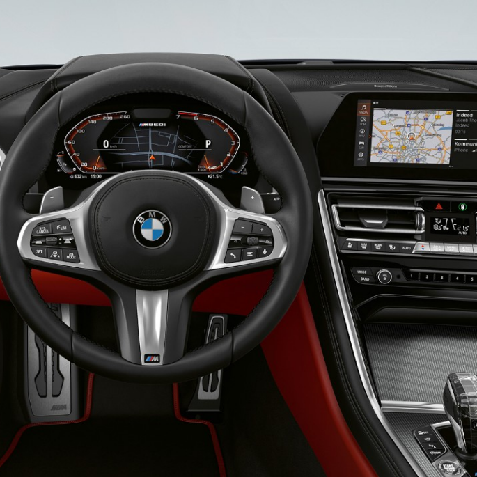 BMW M850i xDrive, Carbonschwarz metallic, Cockpit mit M Lederlenkrad. BMW M850i xDrive, Carbonschwarz metallic, Cockpit mit M Lederlenkrad.