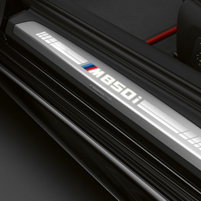 BMW M850i xDrive, Carbonschwarz metallic, Einstiegsleiste. BMW M850i xDrive, Carbonschwarz metallic, Einstiegsleiste.